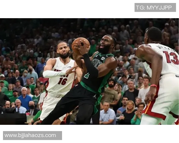 重庆篮球队阵地战解析:战术布局与球员配合的深度剖析